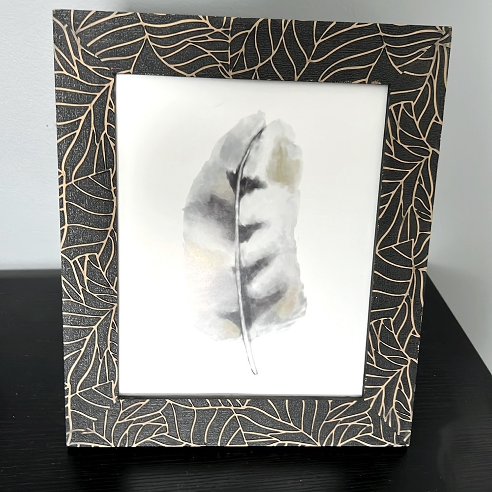 5/$15 - NWT Feather Table Top Photo in Textured Frame